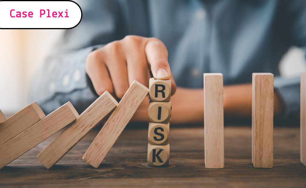 O dedo de um homem escrevendo a palavra "Risk" ou risco, em inglês, destacando como uma gerenciadora de riscos escalou sua operação com o Plexi.